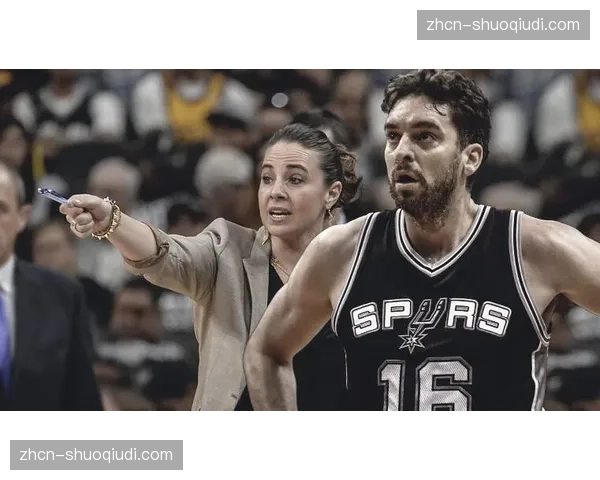 “贝基·哈蒙获得主教练协会颁发的年度最佳教练奖”